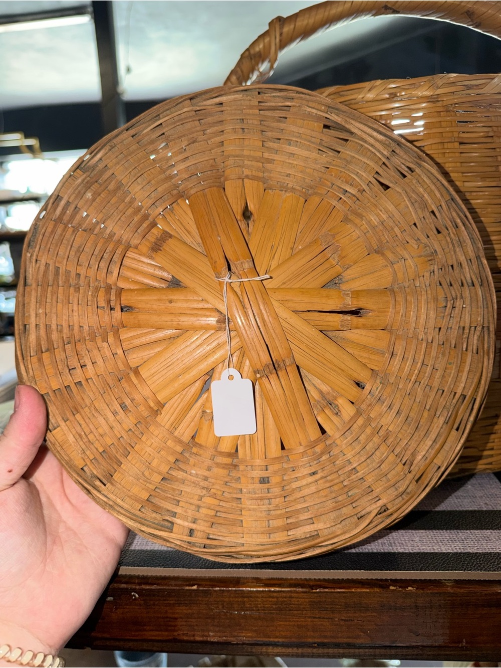 Vintage Handwoven Natural Brown Wicker Basket with Handle or picnics basket - Picture 7 of 9